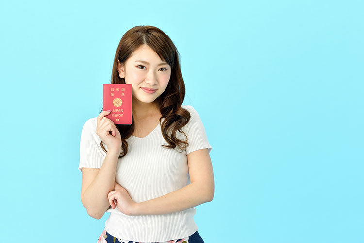 パスポートを持つ女性